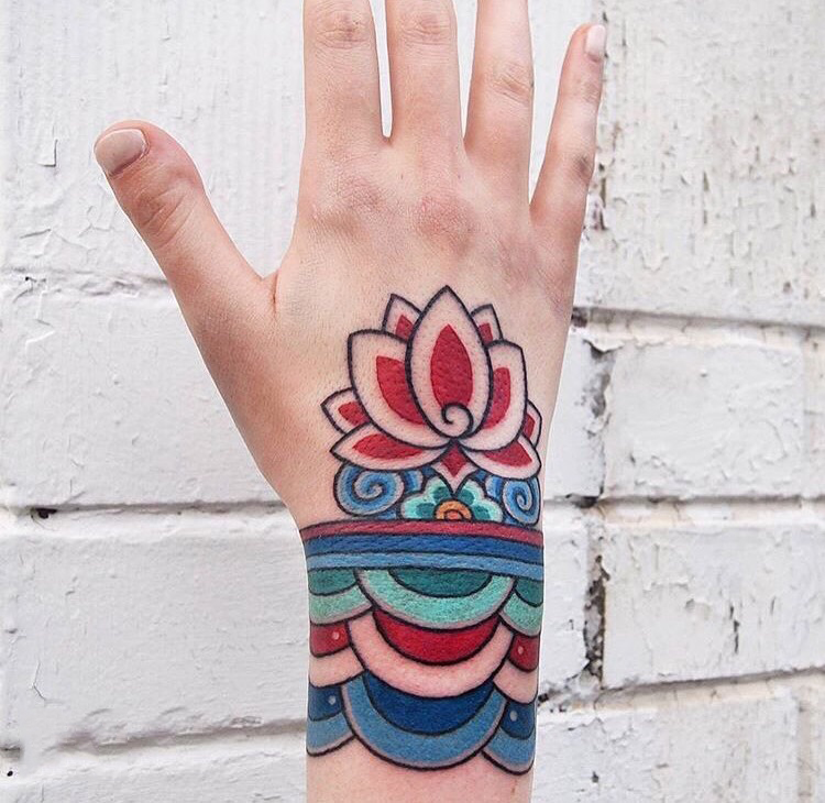 点击大图看下一张：手腕彩绘莲花刺青图案