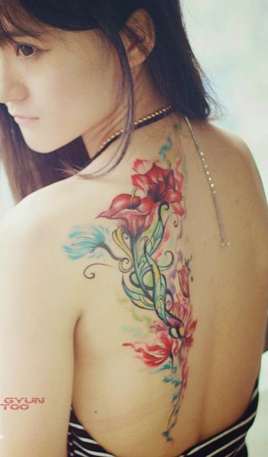 点击大图看下一张：美女背部漂亮的花卉纹身图案