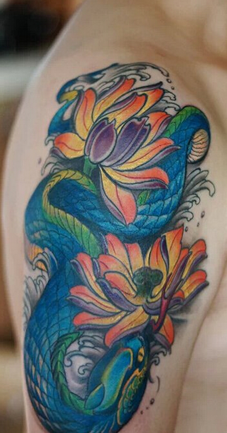 点击大图看下一张：手臂喜欢莲花鱼蛇纹身图案