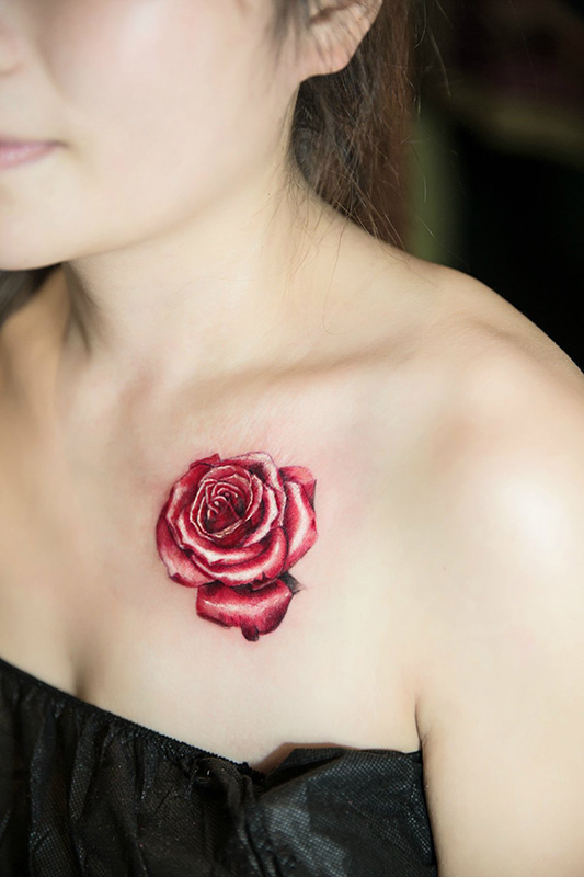 点击大图看下一张：美女锁骨玫瑰花彩绘纹身图案