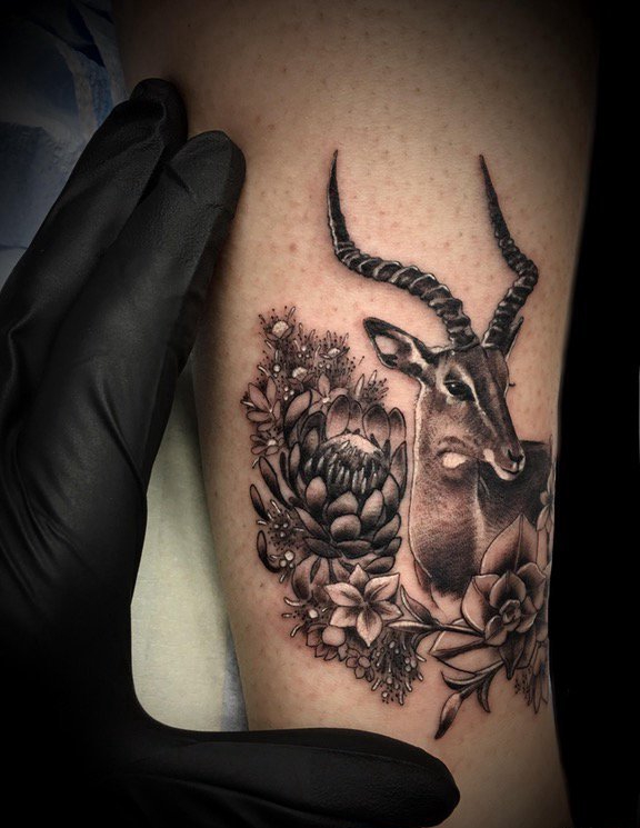 点击大图看下一张：手臂上纹身黑白灰风格点刺纹身植物纹身素材花朵纹身动物纹身图片