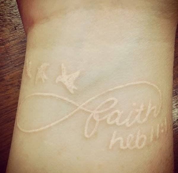 点击大图看下一张:一组女生喜爱的超美的白色隐形纹身图案