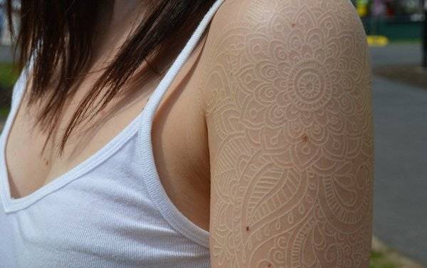 点击大图看下一张：一组女生喜爱的超美的白色隐形纹身图案