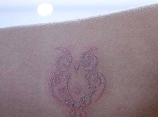 点击大图看下一张:一组女生喜爱的超美的白色隐形纹身图案