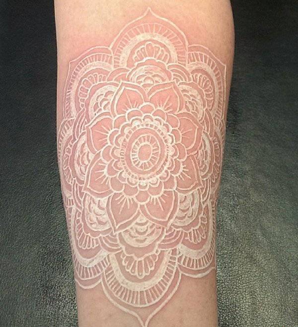 点击大图看下一张:一组女生喜爱的超美的白色隐形纹身图案