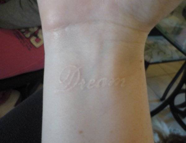 点击大图看下一张:一组女生喜爱的超美的白色隐形纹身图案