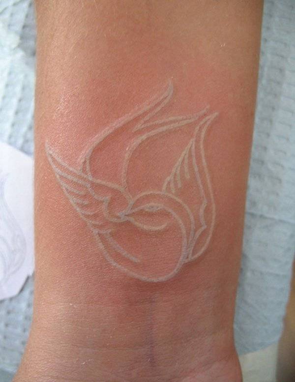 点击大图看下一张：一组女生喜爱的超美的白色隐形纹身图案