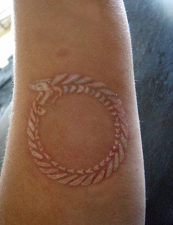 点击大图看下一张：一组女生喜爱的超美的白色隐形纹身图案