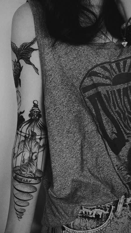 点击大图看下一张：手臂金鱼鸟笼黑色点刺创意纹身图案