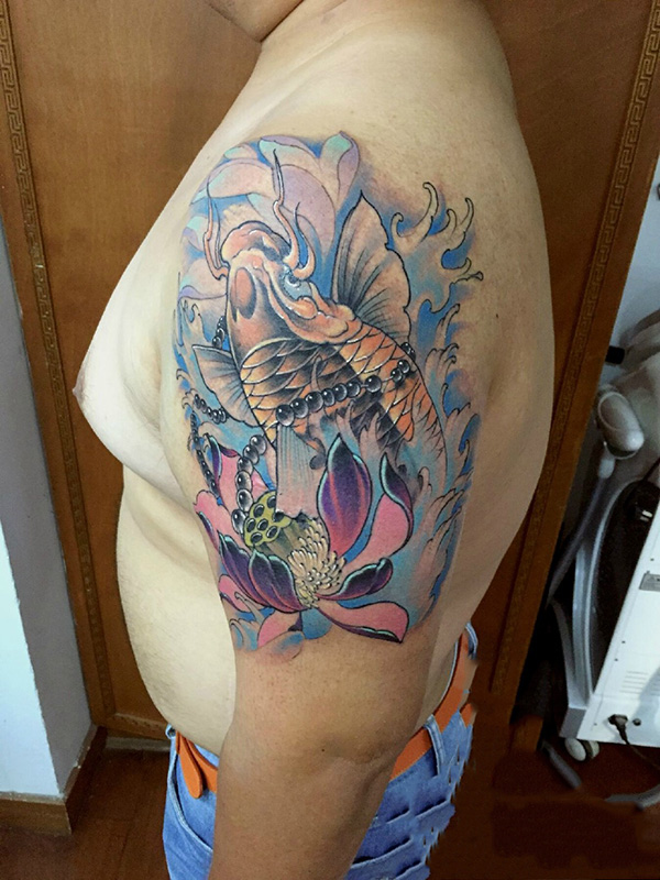 点击大图看下一张：大臂锦鲤戏水莲花间彩绘纹身图案