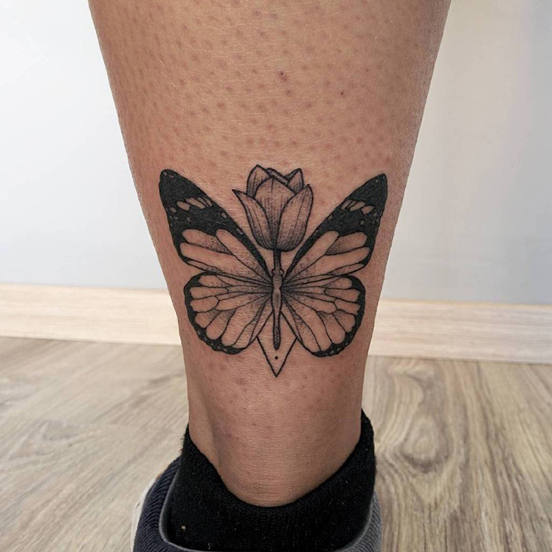 点击大图看下一张：脚踝黑灰蝴蝶与花蕊纹身图案