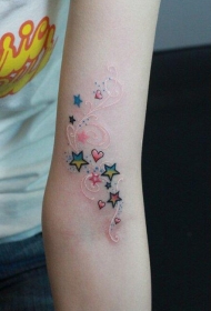 美女手臂好看的心形与五角星纹身图案