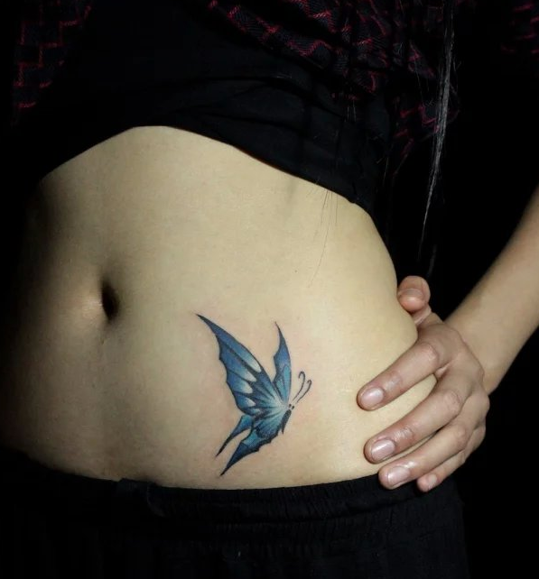 点击大图看下一张：美女腹部漂亮的蓝蝴蝶纹身图案