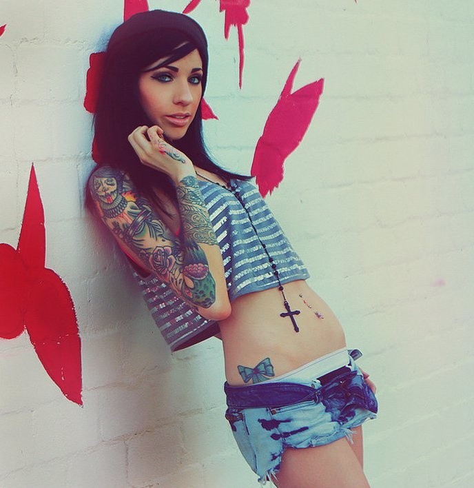 点击大图看下一张:欧美女孩手臂彩色花蕊纹身图案