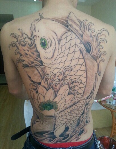 点击大图看下一张：背部中国经典传统的鲤鱼纹身图案