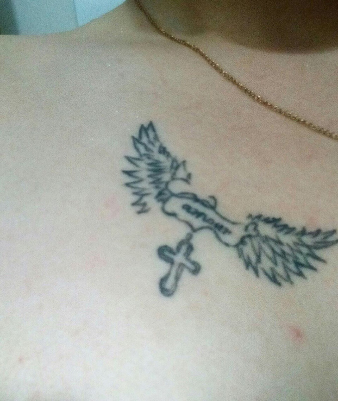 点击大图看下一张：胸部十字架与翅膀黑色纹身图案