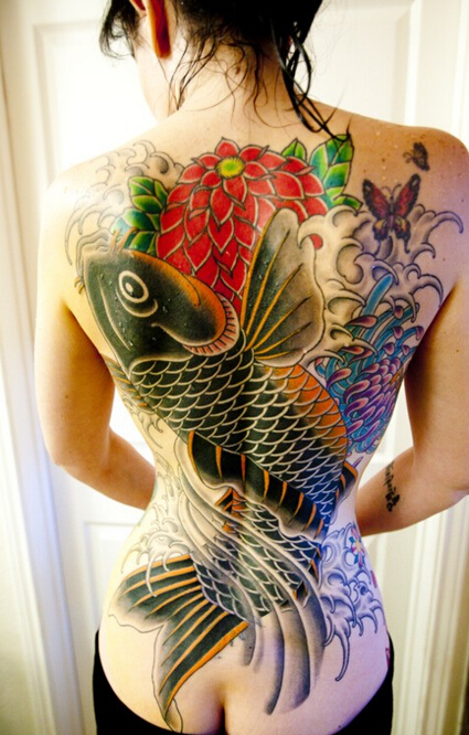 点击大图看下一张：女性满背传统鲤鱼花卉彩色纹身图案