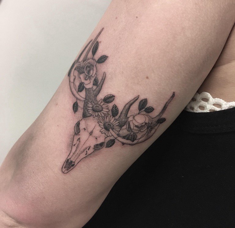 点击大图看下一张：臂上黑白纹身点刺技巧植物纹身素材花朵纹身骨头麋鹿纹身图片