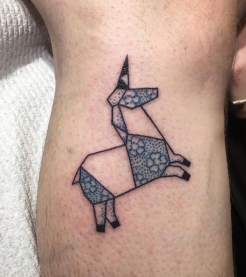 点击大图看下一张:黑白灰风格几何元素纹身小动物纹身图案