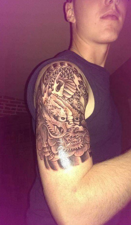 点击大图看下一张：男生手臂上纹身黑白灰风格点刺纹身火龙纹身动物纹身图片