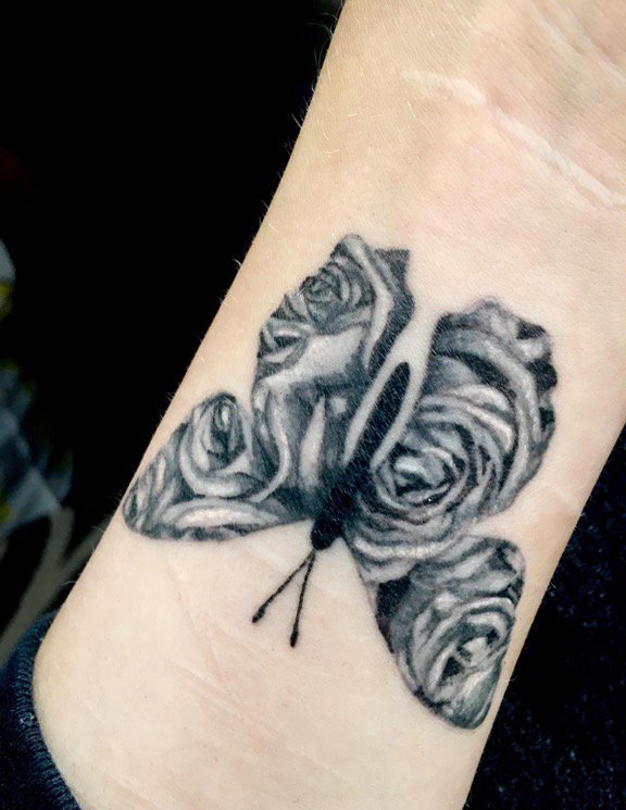 点击大图看下一张：手臂上纹身黑白灰风格点刺纹身蝴蝶纹身植物纹身素材花朵纹身图片