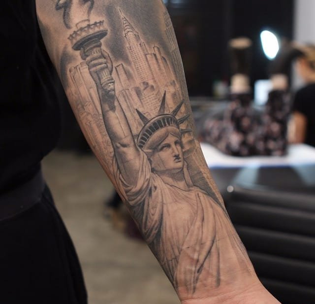 点击大图看下一张:一组关于纽约城市和人物的黑白灰风格点刺纹身图案