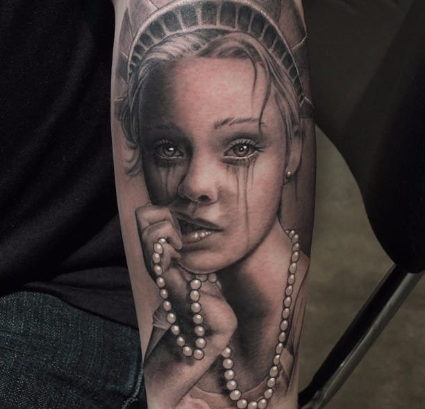 点击大图看下一张:一组关于纽约城市和人物的黑白灰风格点刺纹身图案