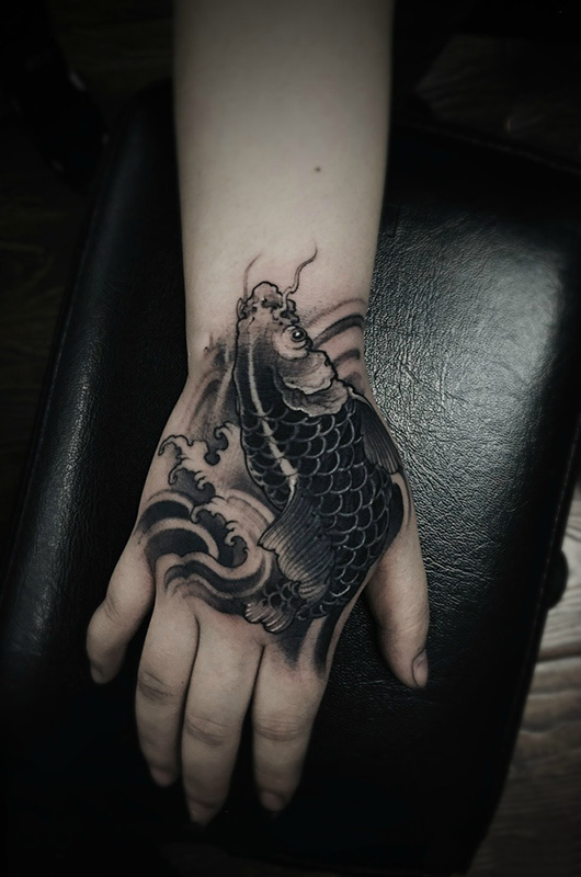 点击大图看下一张：手背传统鲤鱼纹身图案
