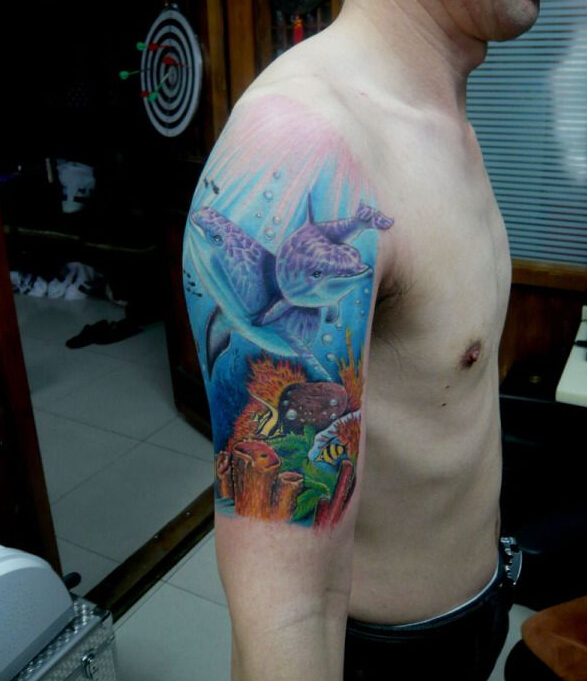 点击大图看下一张：手臂漂亮的彩绘海豚纹身图案