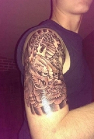 男生手臂上纹身黑白灰风格点刺纹身火龙纹身动物纹身图片