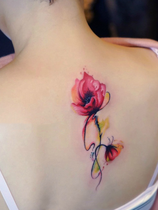 点击大图看下一张：女生后背美丽的罂粟花彩绘纹身图案