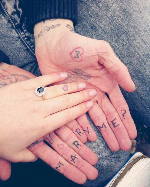 点击大图看下一张：情侣手指红色心形英文纹身图案