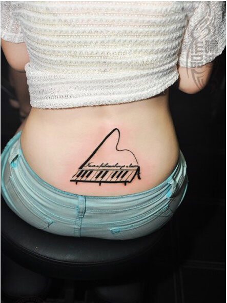 点击大图看下一张：美女后腰部精美的钢琴黑白键纹身图案