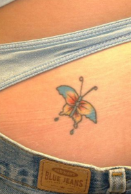 臀部小巧的蝴蝶纹身图案