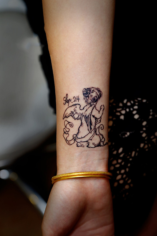 点击大图看下一张：手臂小天使背影可爱纹身图案