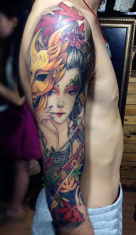 点击大图看下一张：手臂美丽的艺妓枫叶彩绘纹身图案