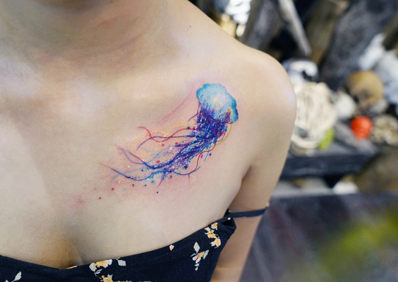 点击大图看下一张：美女锁骨炫彩水母纹身图案