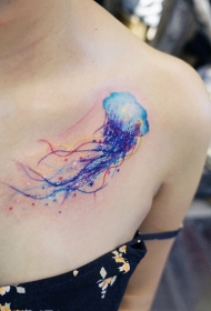 美女锁骨炫彩水母纹身图案