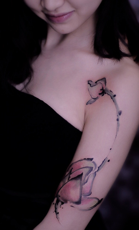 点击大图看下一张：女生手臂水墨莲花纹身图案