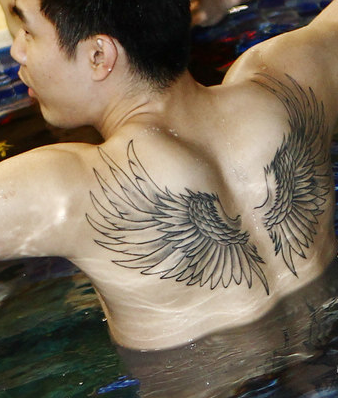 点击大图看下一张：王仕鹏半裸臂部霸气翅膀纹身图案