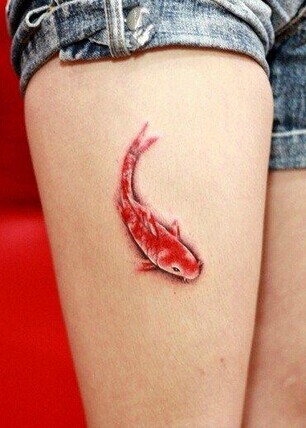 点击大图看下一张：腿部漂亮的3d红色鲤鱼纹身图案