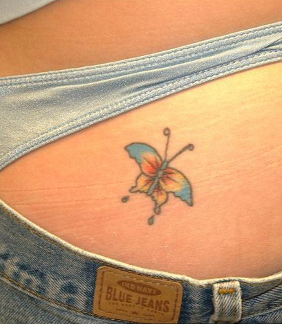 点击大图看下一张：臀部小巧的蝴蝶纹身图案