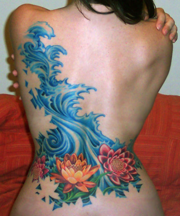 点击大图看下一张：女性腰部莲花海浪彩色纹身图案
