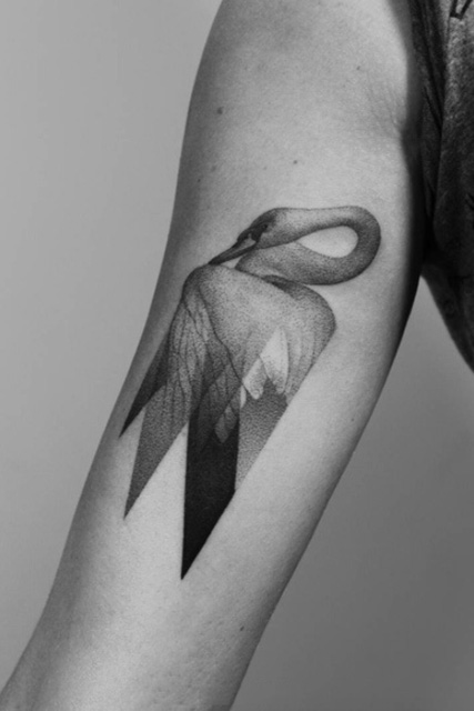 点击大图看下一张：手臂好看的几何天鹅点刺纹身图案