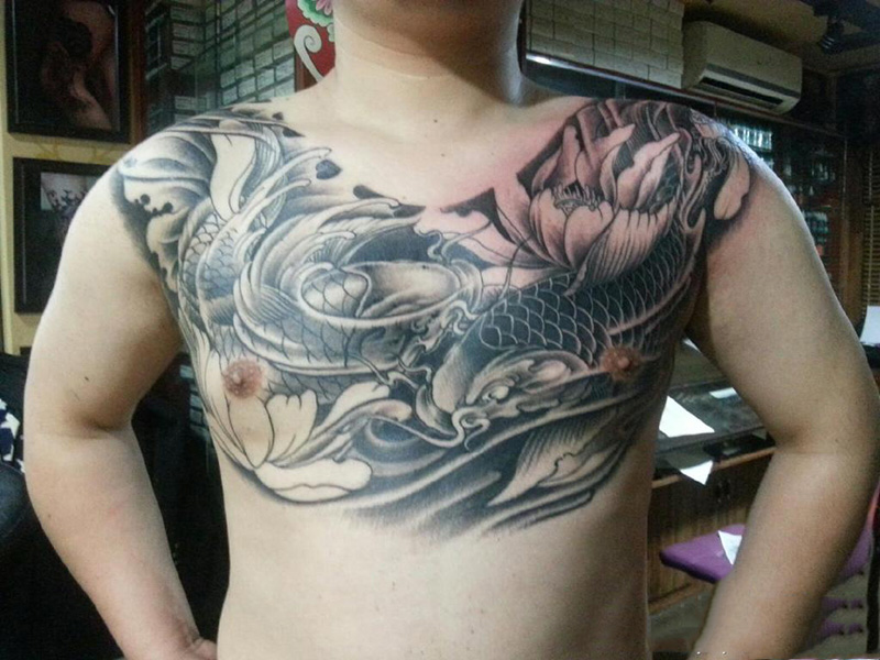 点击大图看下一张：男性胸部鲤鱼莲花纹身图案