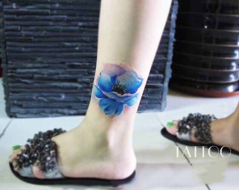 点击大图看下一张：脚踝蓝色花朵唯美水彩纹身图案