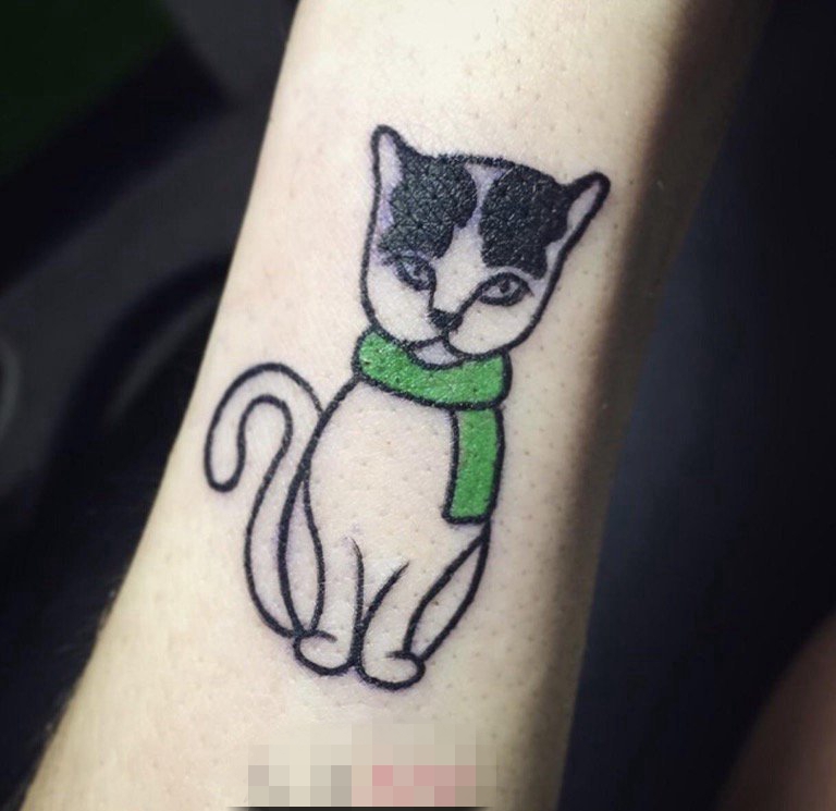 点击大图看下一张：女生手臂上简单个性线条黑猫小动物纹身图片