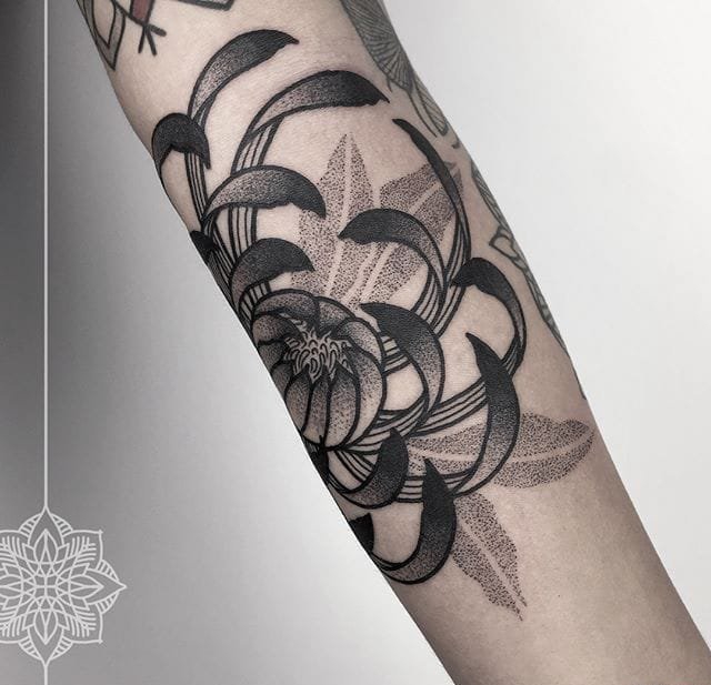 点击大图看下一张：一组黑白点刺风格简单个性线条纹身图案