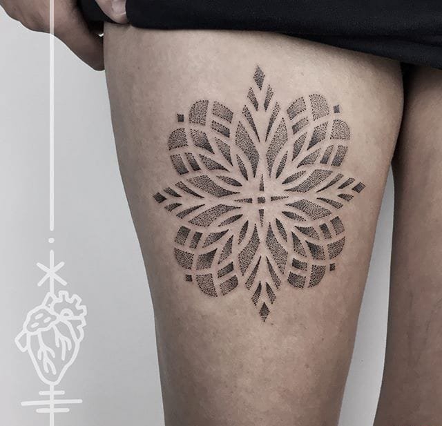 点击大图看下一张:一组黑白点刺风格简单个性线条纹身图案