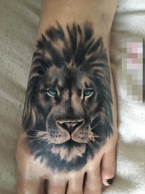 点击大图看下一张：脚背上黑白灰风格点刺技巧抽象线条狮子头动物纹身图片